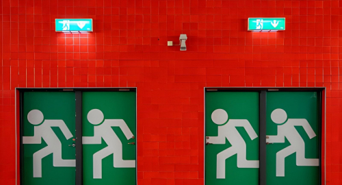 Ottimizzare le uscite per la sicurezza: il potere della posizione negli edifici complessi